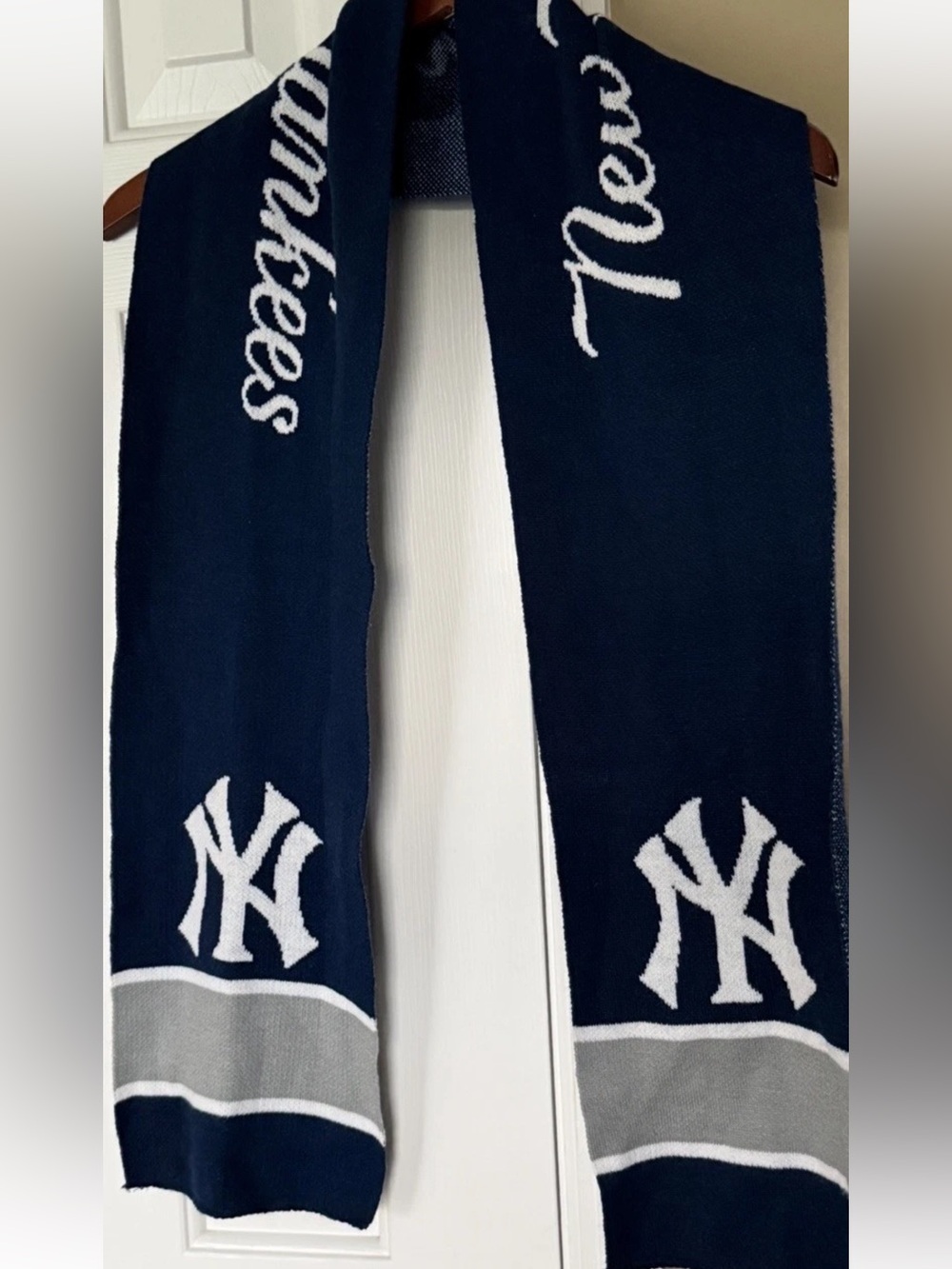 New York Yankees MLB knit Neck Scarf Forever Collectibles Genuine Merchandise